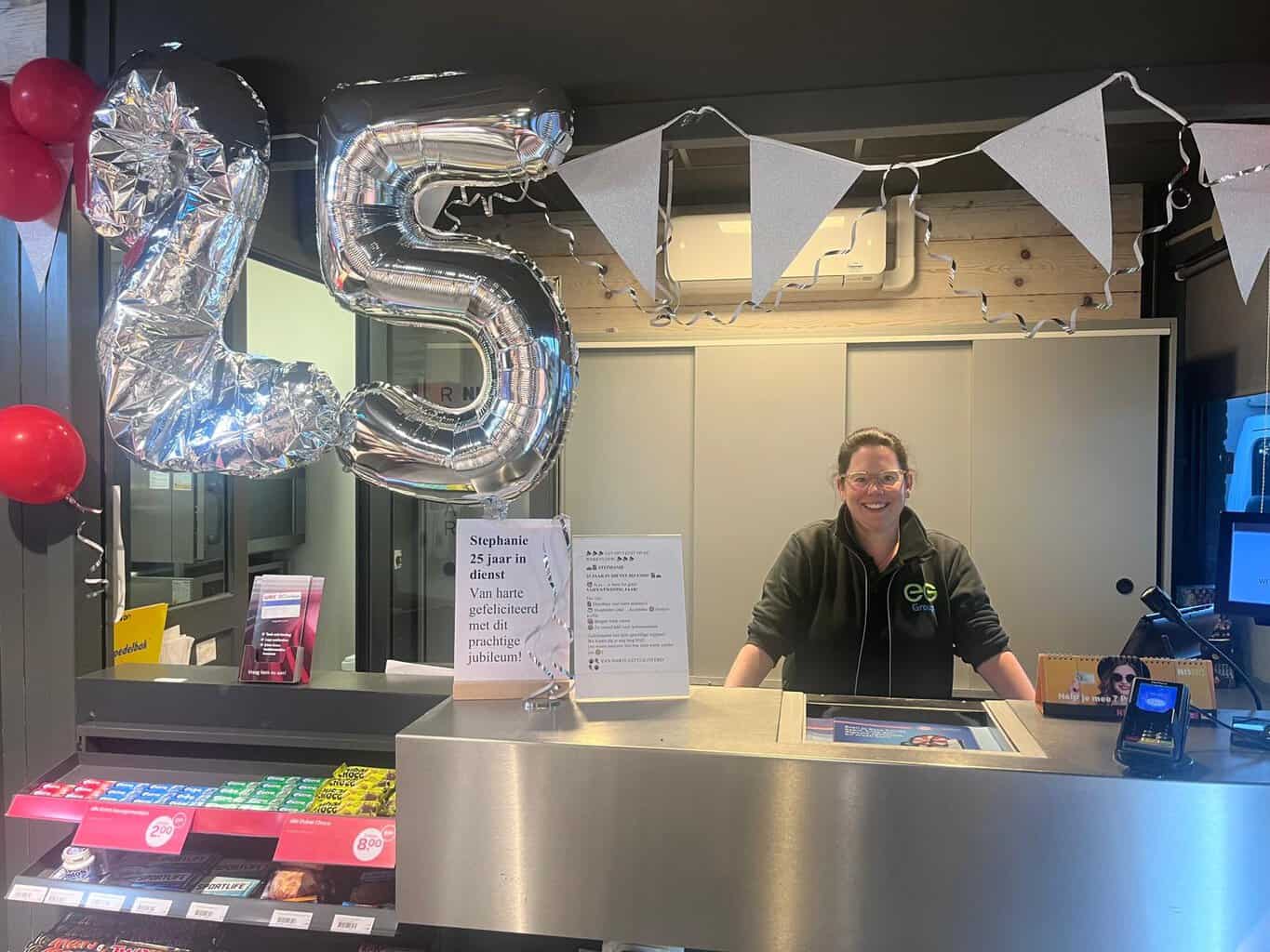 Stephanie Temmink viert 25-jarig jubileum bij Esso Neede -