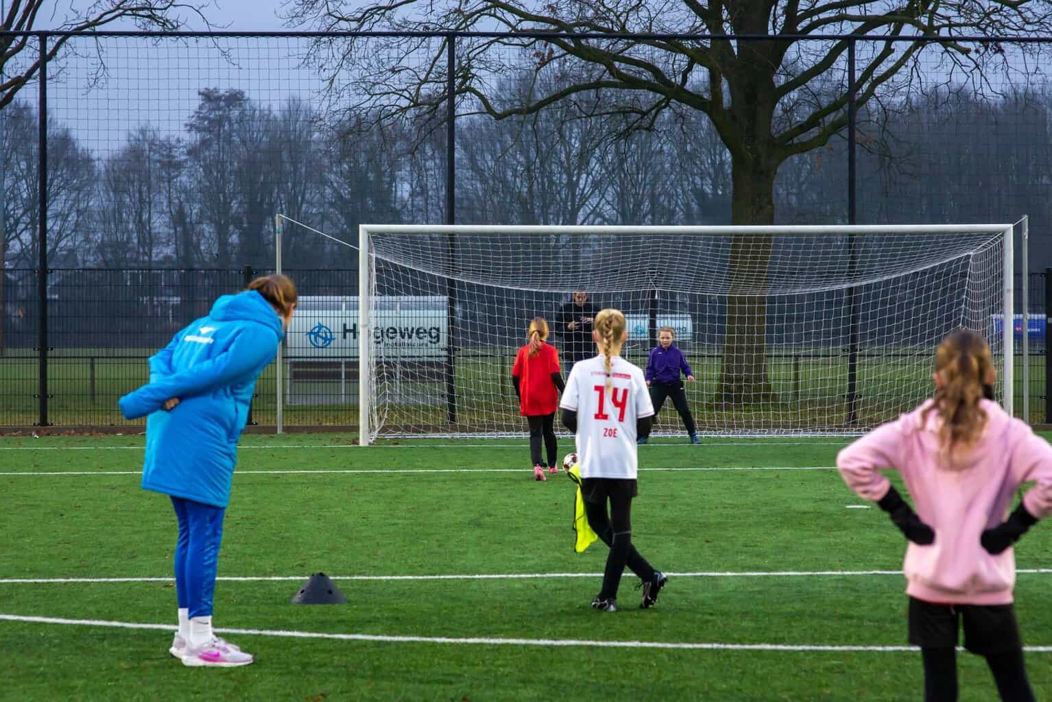 Geslaagde clinic van FC Twente Vrouwen bij UNO’21