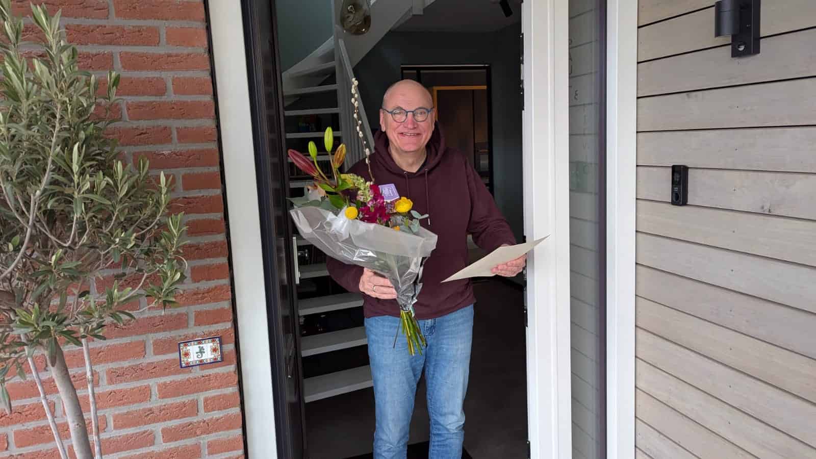 VIOS Beltrum huldigt twintig jubilarissen met huisbezoek -