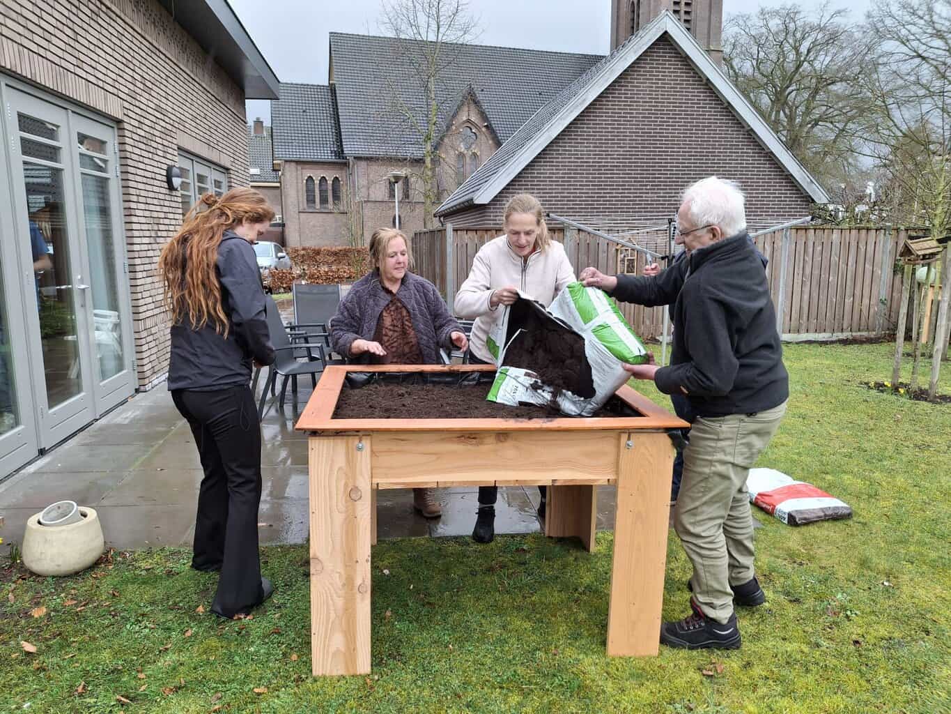 Huize Willibrordus in Ruurlo krijgt puzzelruilkast dankzij NLdoet