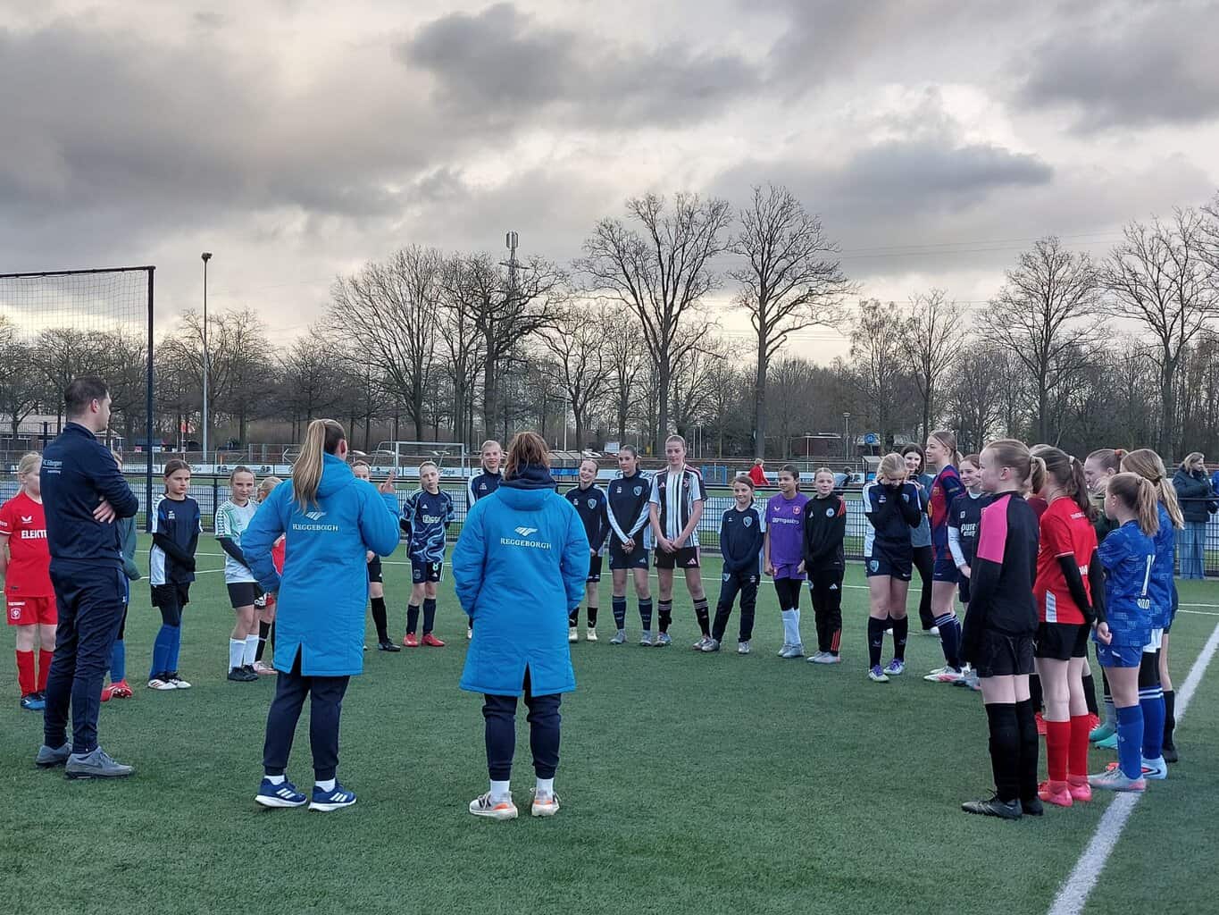 FC Twente-speelsters brengen meidenvoetbal tot leven in Eibergen -