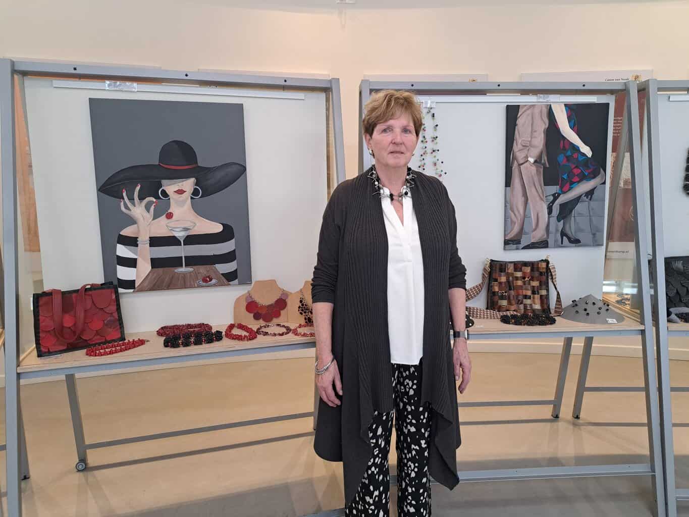 Irma Holt-Bekkers exposeert schilderijen, tassen en sieraden in Natuurpark Kronenkamp