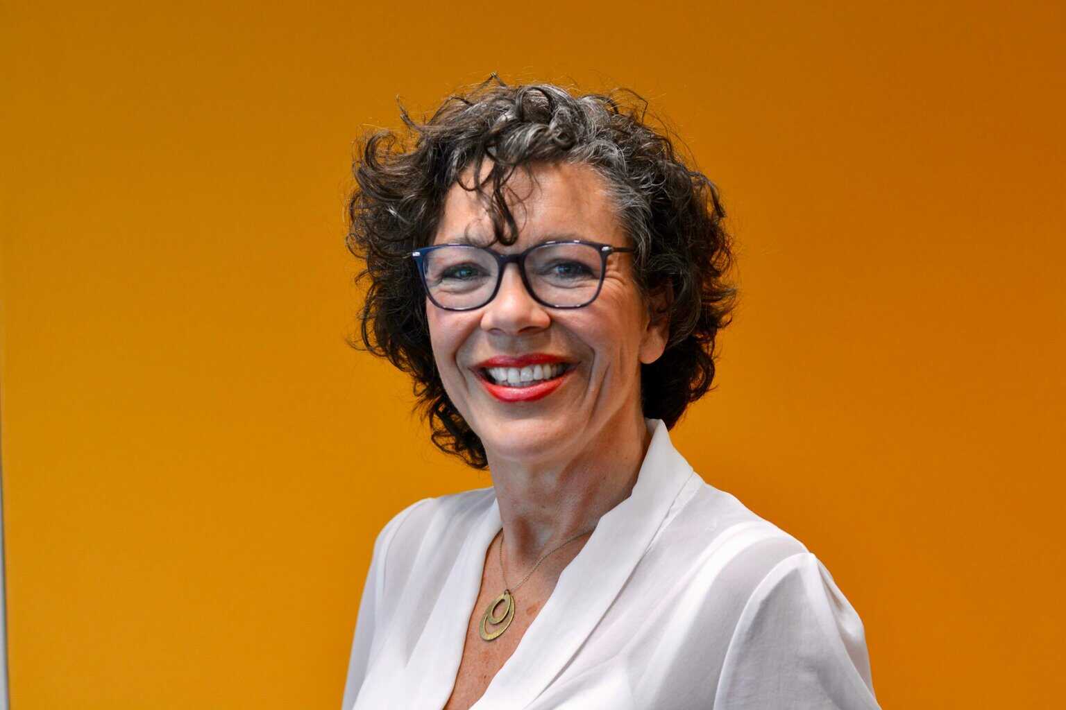 Minister Heleen Herbert (CDA) op bezoek bij Schuurman Schoenen Neede