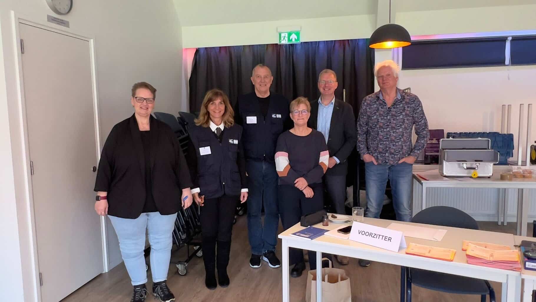 Toezichthouders Europese Commissie bezoeken stembureau in Gelselaar