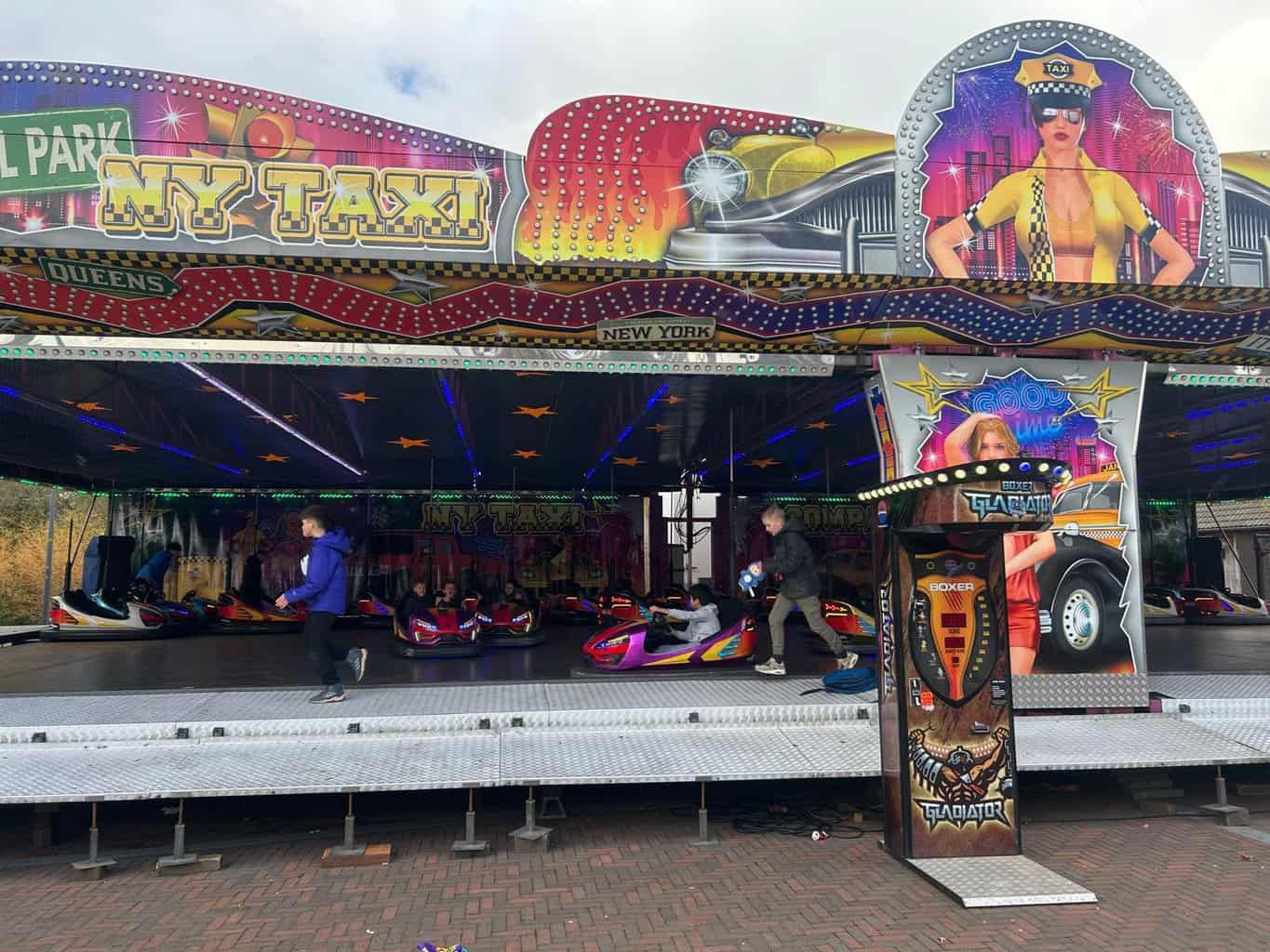 Volop plezier tijdens voorjaarskermis op het Vlearmoesplein in Neede -