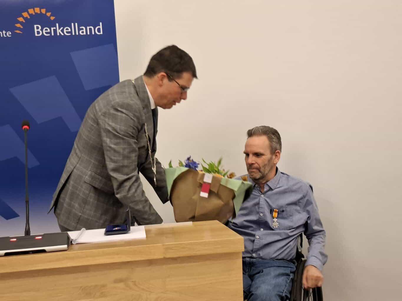 Raadslid Rudi van de Esschert krijgt Koninklijke onderscheiding bij afscheid