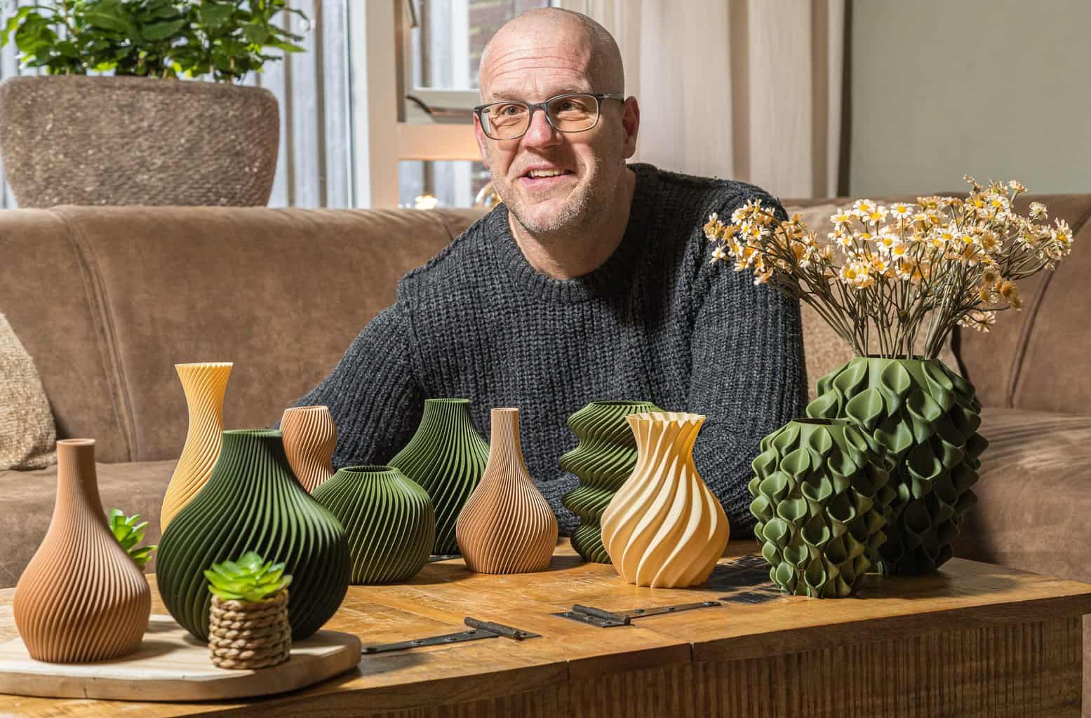 Ondernemer uit Lichtenvoorde ontwerpt designvazen met 3D-printing ondanks beperking, fotograaf Marc 