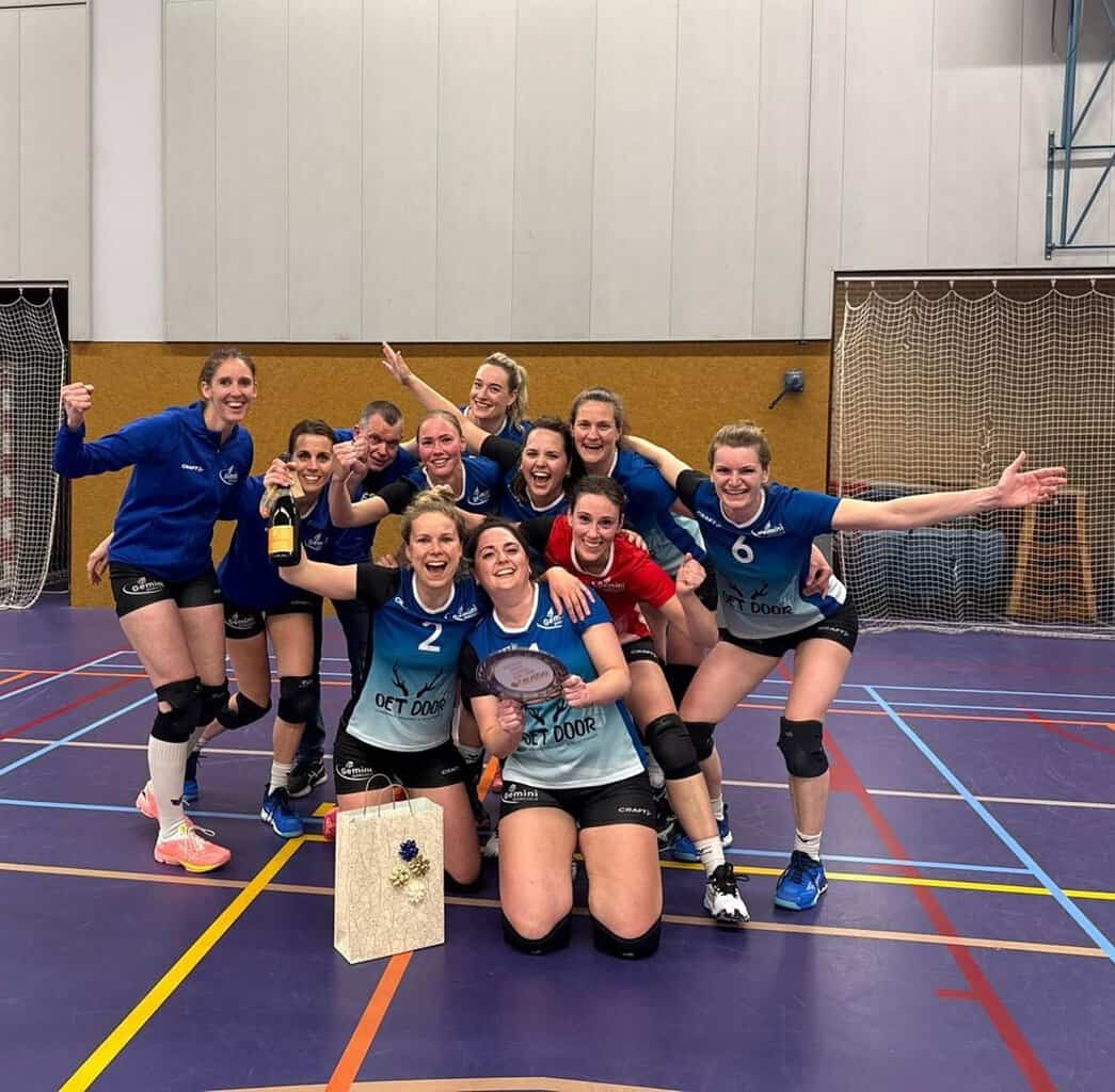 Gemini Dames 3 viert kampioenschap en promotie