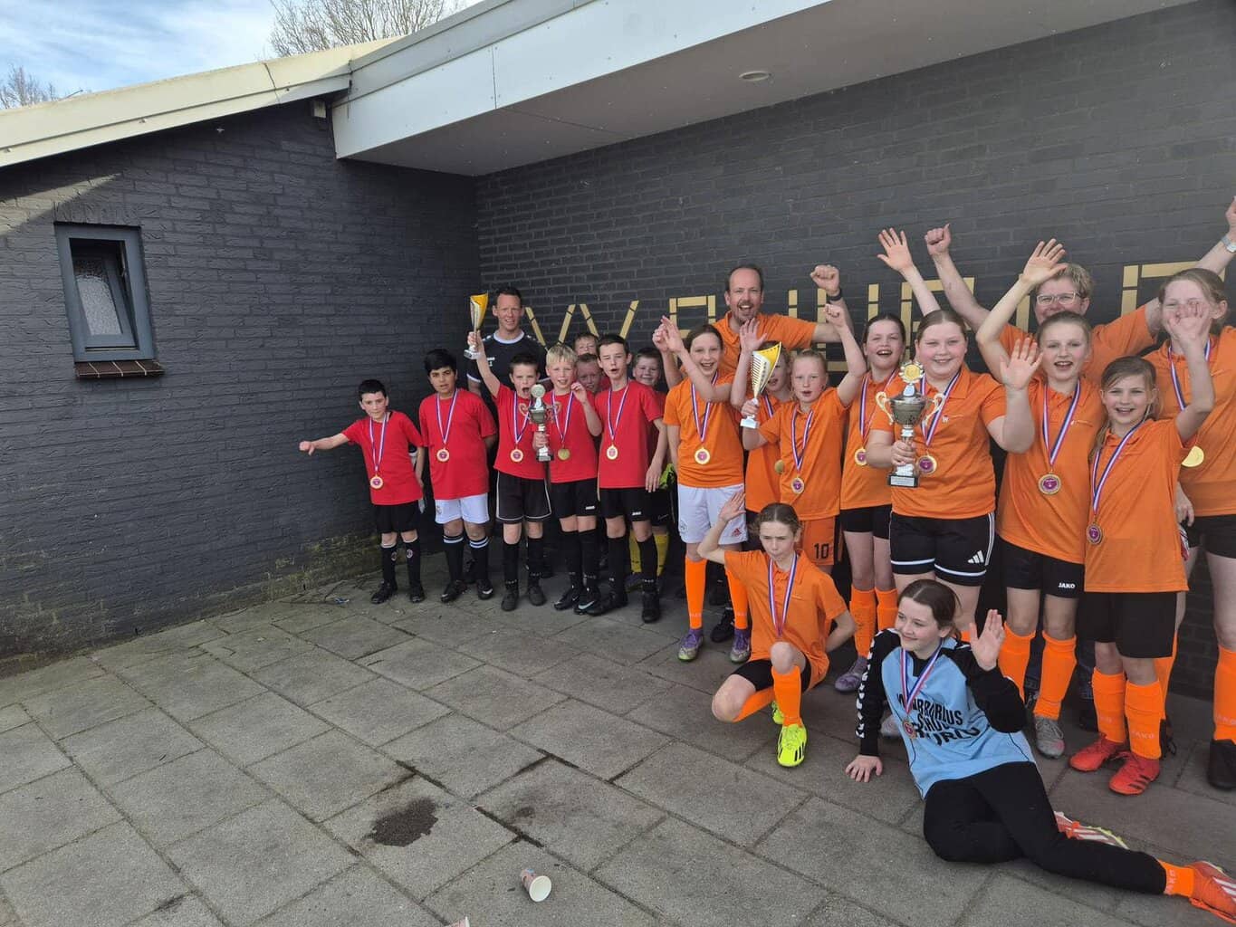 Schoolvoetbaltoernooi Ruurlo groot succes op sportpark ’t Rikkelder -