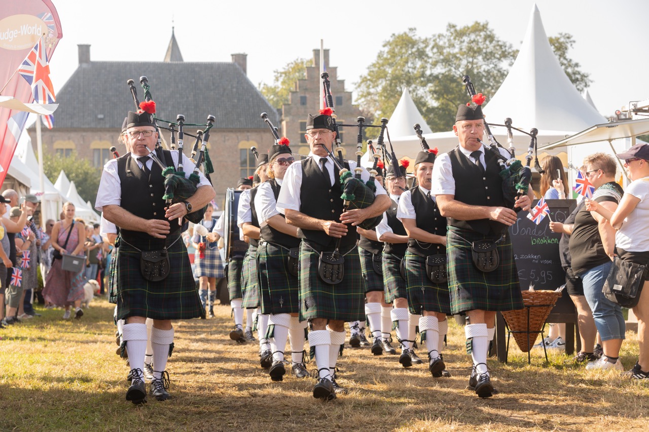 Highland Valley Pipeband uit Borculo uitgenodigd voor kerstconcerten van André Rieu -