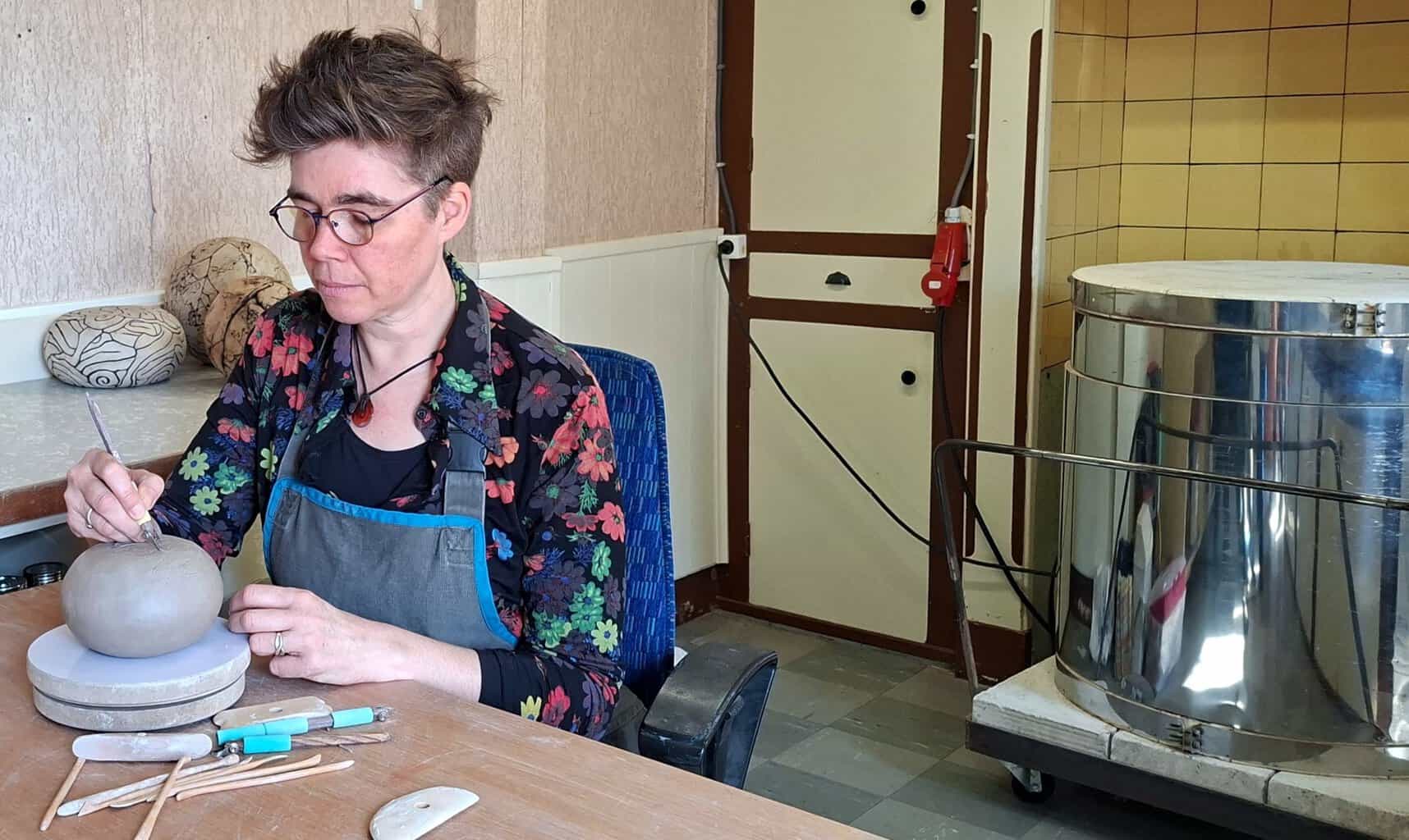 Een tastbare herinnering: Atelier Renee toont unieke urnen in Ruurlo -