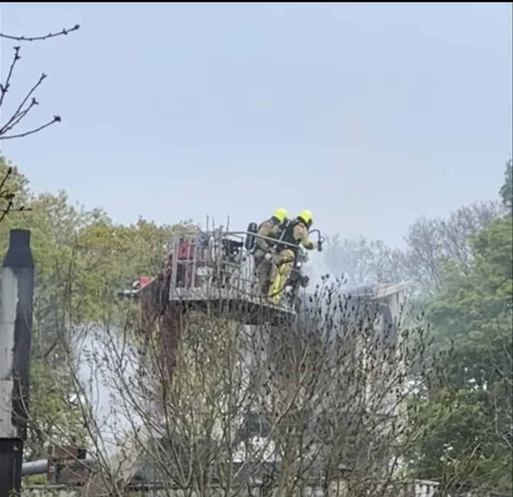 Opnieuw brand bij meubelfabriek in Borculo: vuur laait uren na sein ‘brand meester’ weer op