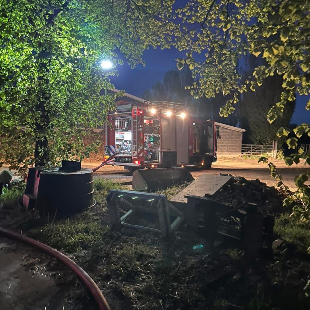 Brandweer blust smeulende mestbult aan het Kulsdom in Geesteren -