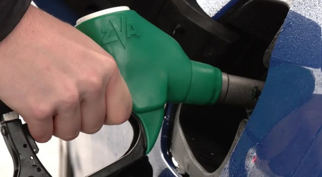 Goedkoper tanken in Duitsland vanaf morgen, maar er is een addertje onder het gras -