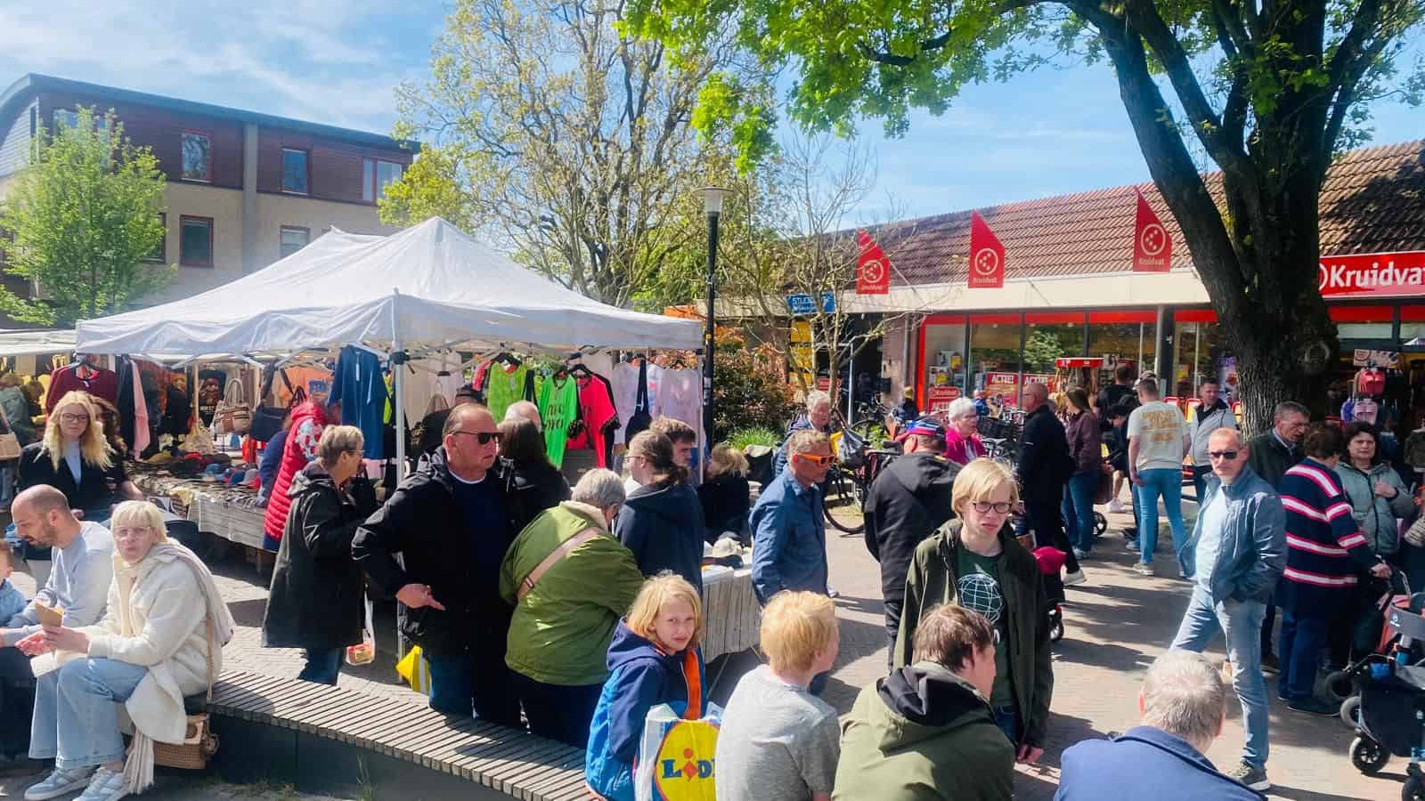 film: Oranjemarkt Eibergen druk bezocht -