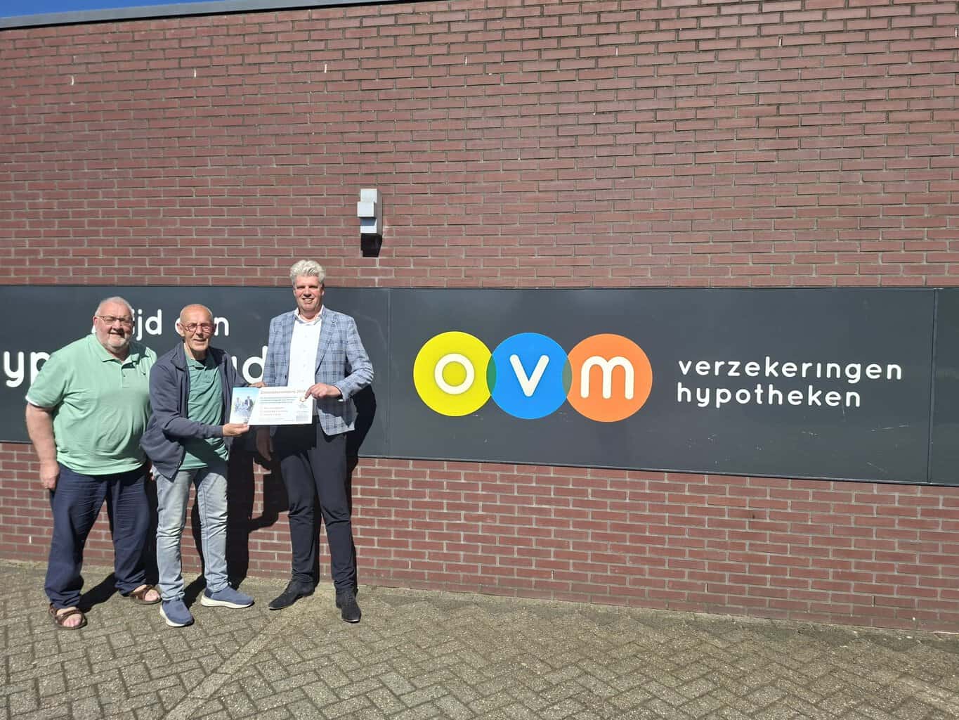 OVM directeur Jan Erik ter Avest koopt eerste lot van De Zonnebloem afdeling Borculo-Haarlo