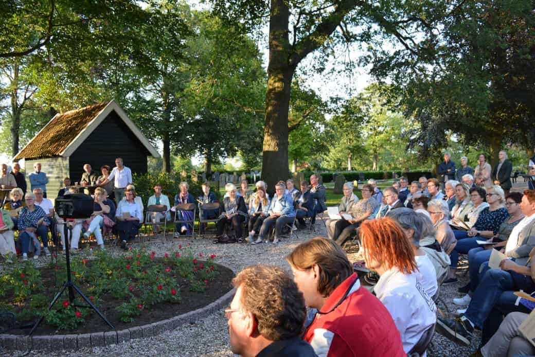 “Efkes stille staon bie…” op begraafplaats Gelselaar