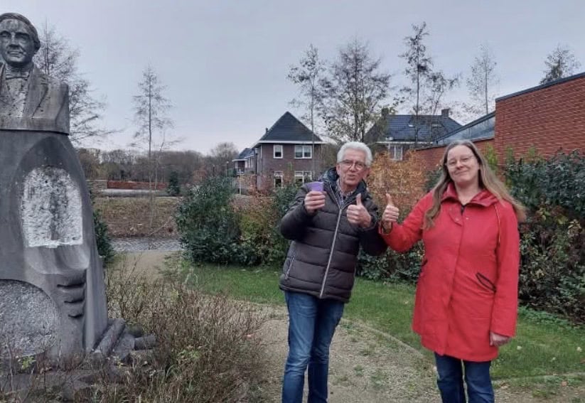 Vernieuwd borstbeeld G.J. ten Cate krijgt bijzondere betekenis door kinderen uit Op de Bleek