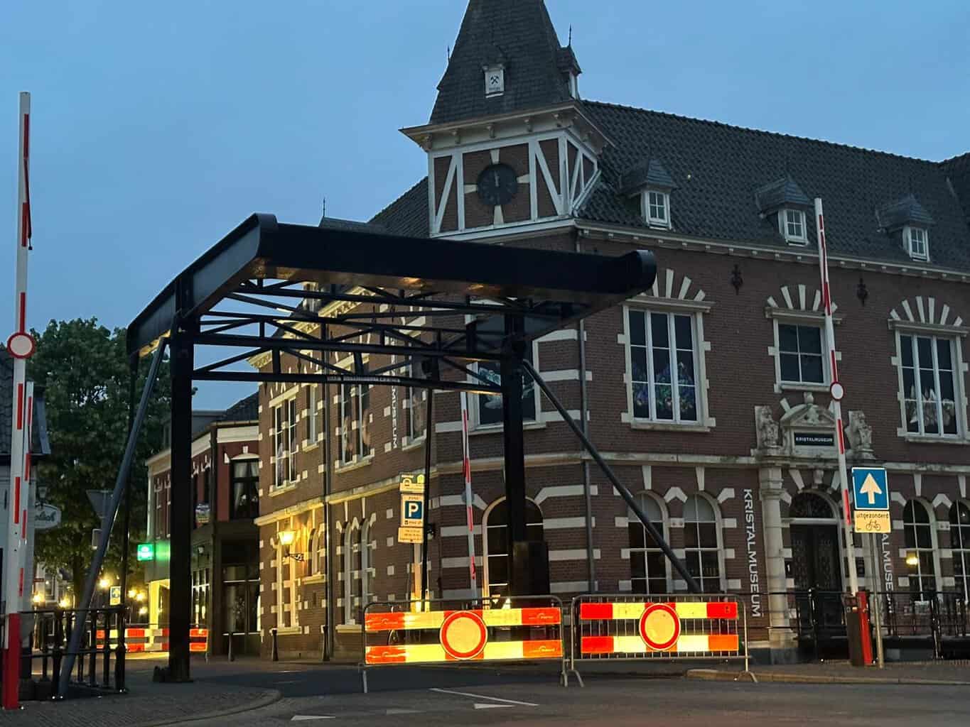 Schade aan ophaalbrug Muraltplein in Borculo na incident met vrachtwagen -