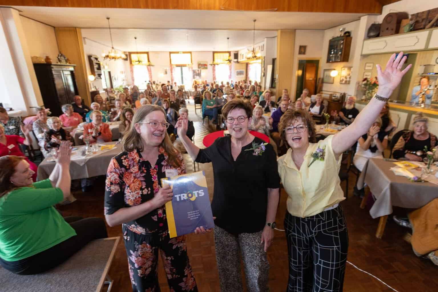 Wethouder Wormgoor ontvangt eerste exemplaar boek ‘TROTS’ van Fit-ART Academie