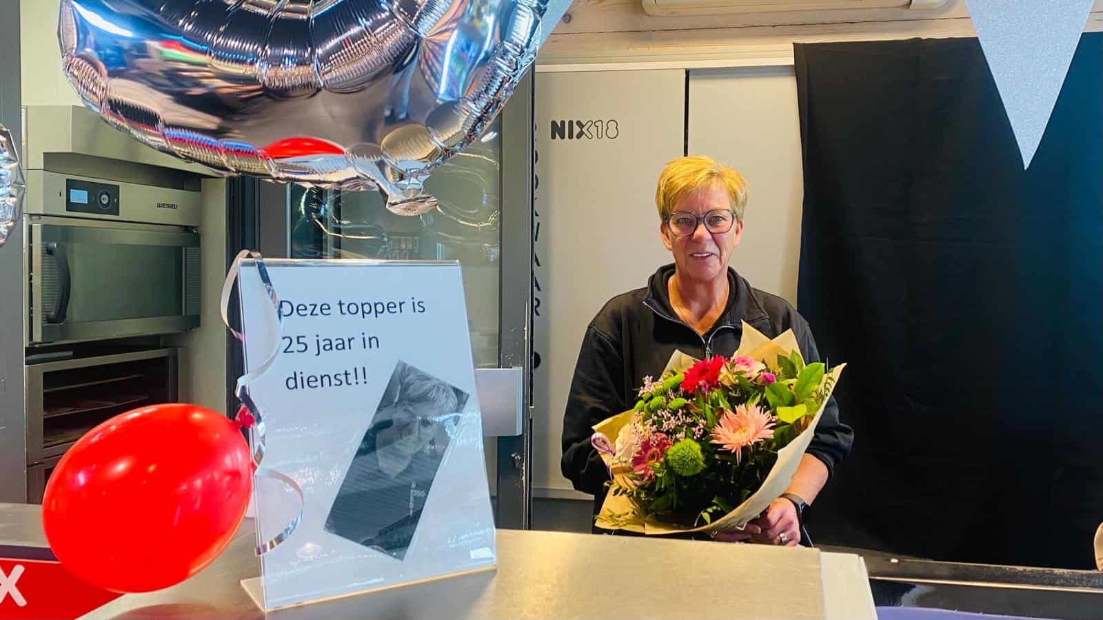 Hermy Martens 25 jaar in dienst bij Esso Neede -