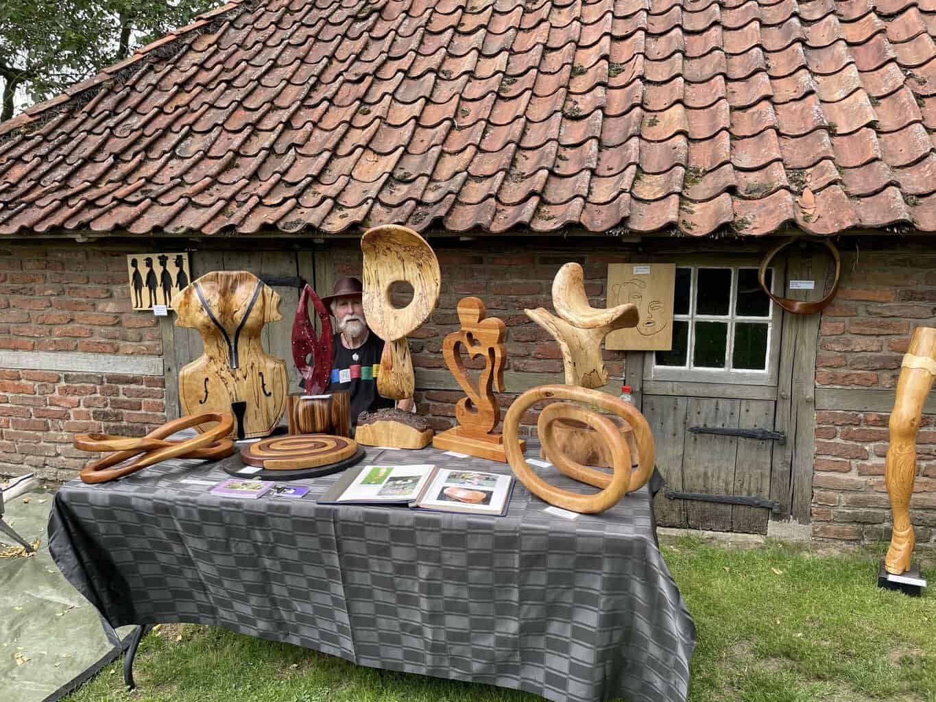 Beeldhouwers live aan het werk bij Museum De Lebbenbrugge