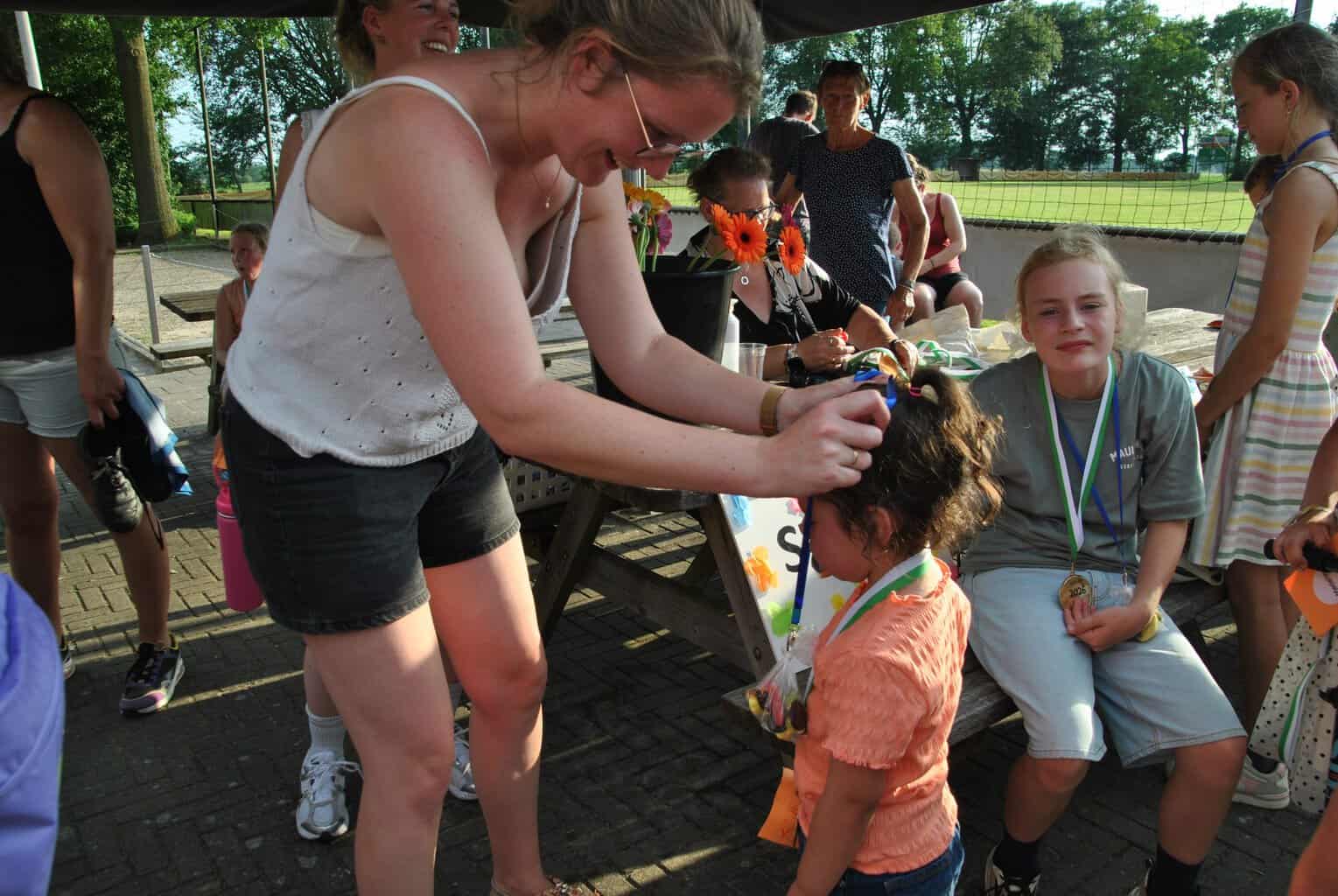 Meer dan honderd wandelaars maken vijfde avondwandelvierdaagse Gelselaar tot groot succes