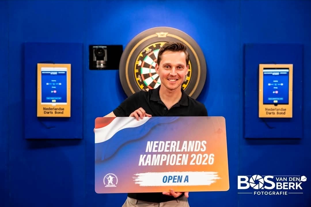 Luuk Boeijink uit Borculo kroont zich tot Nederlands kampioen darts -