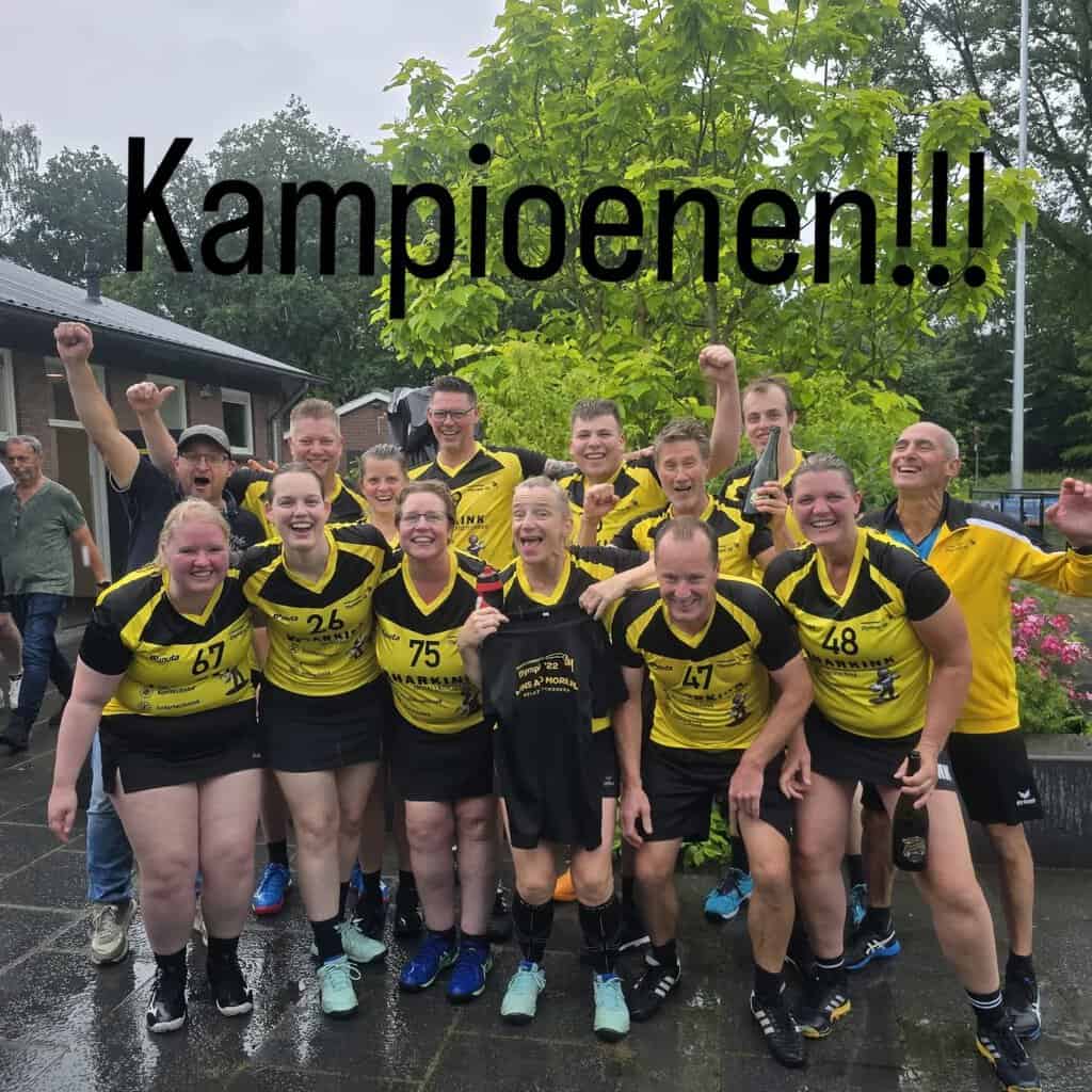 Korfballers KV Olympia’22 4 trotseren de regen en pakken het kampioenschap -