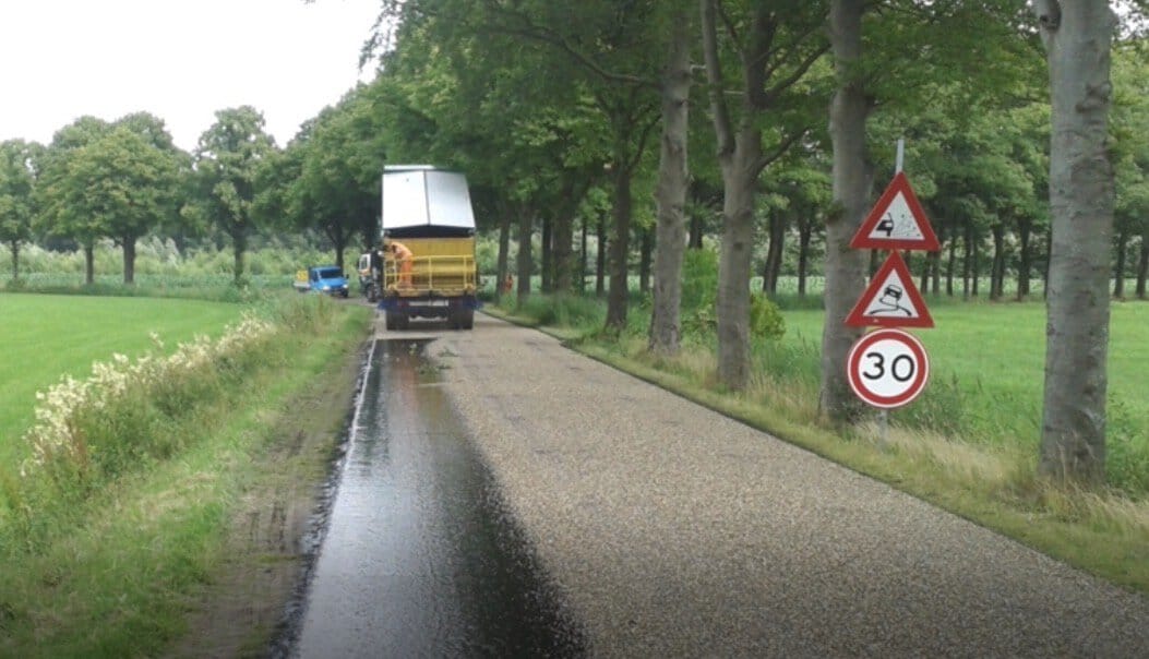 Nieuwe slijtlagen op geasfalteerde wegen -