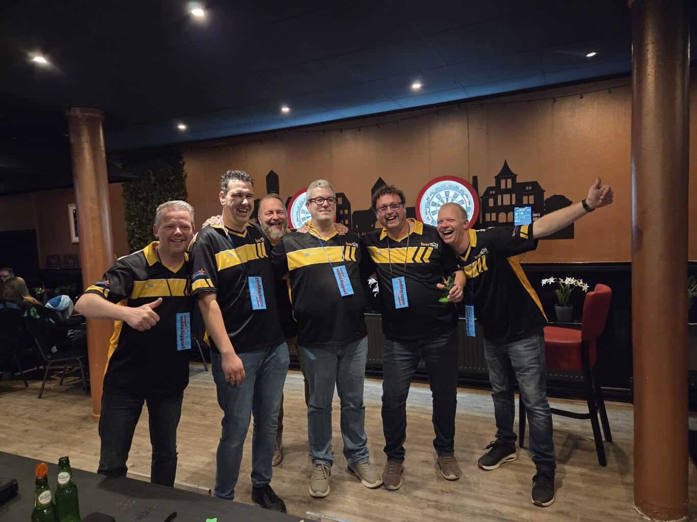 Dartteams Biertent 4 en Biertent 1 uit Eibergen kronen zich tot kampioen in de DVO vierde divisie