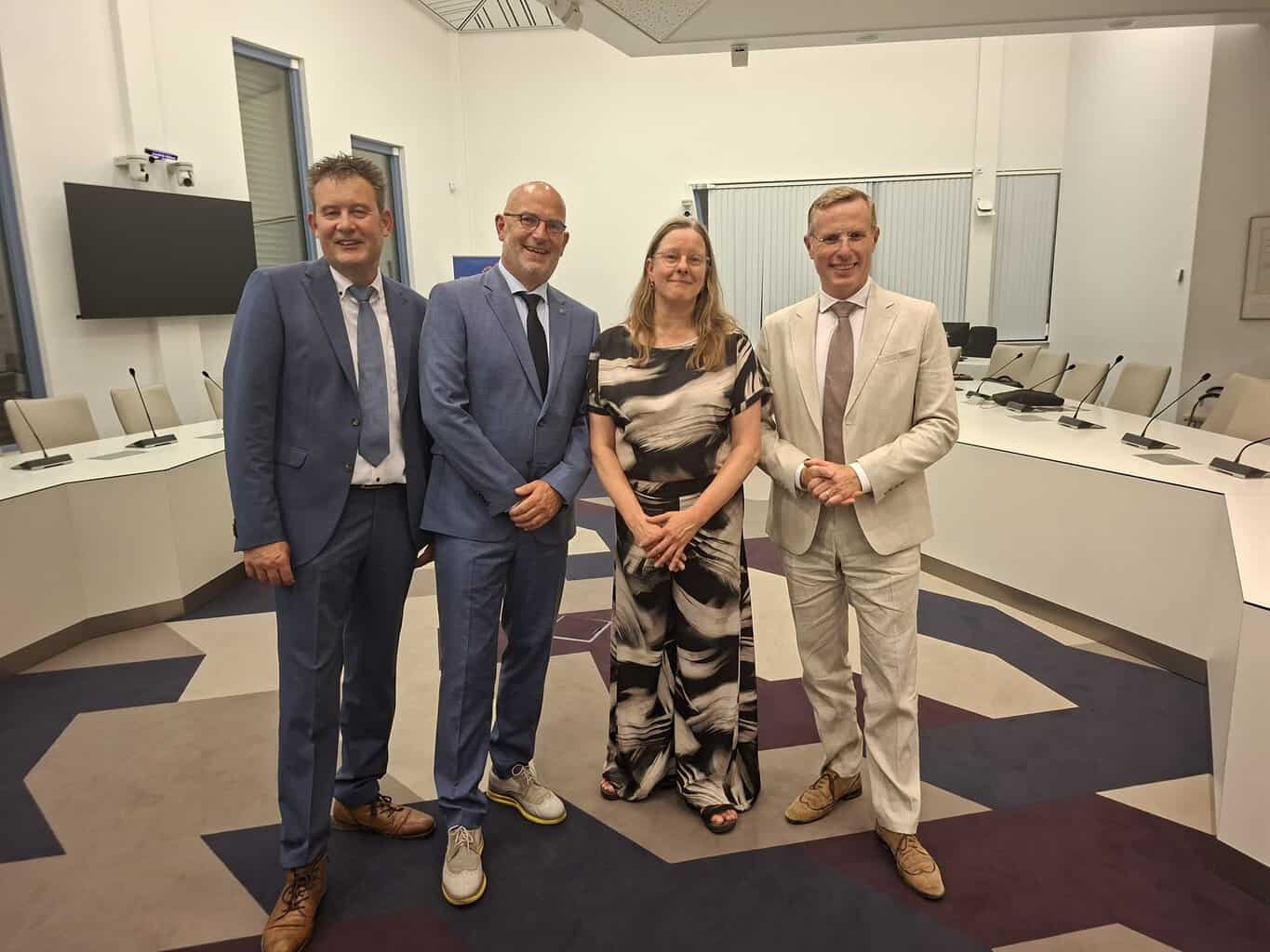 Vier nieuwe wethouders beëdigd, benoeming Ton Koenderink uitgesteld tijdens beladen raadsavond