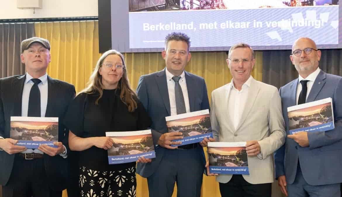 Wethouder? 27 paar ogen kijken vragend Ton Koenderink aan -