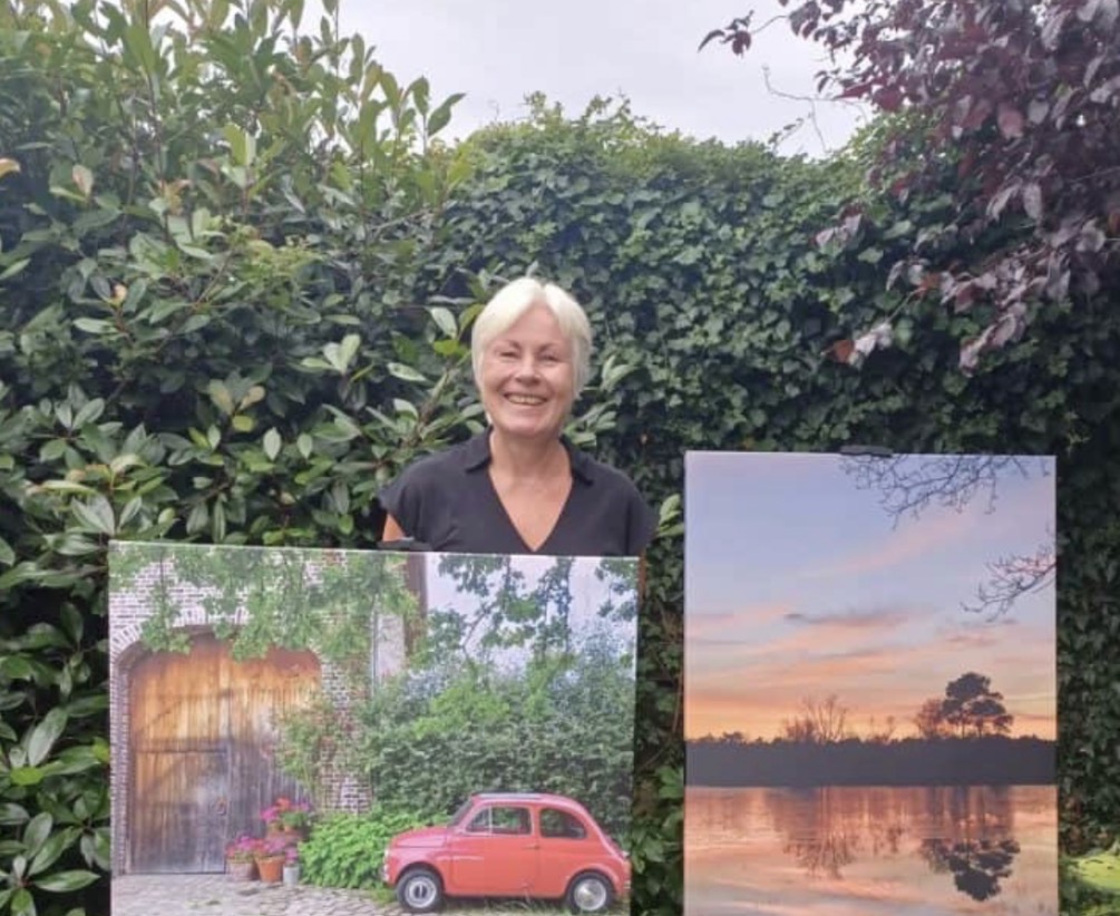 Mathilde te Lintelo exposeert haar fotowerk in de voortuin van café Kuppers -