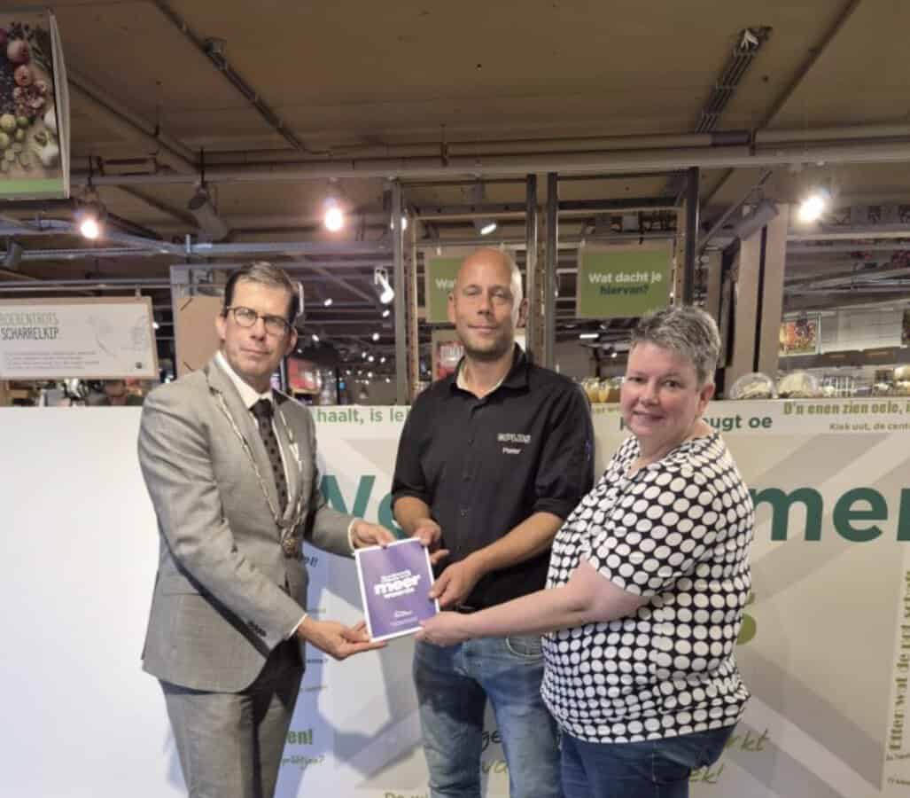 Burgemeester Van Oostrum ontvangt MEERwaardeboek uit handen van Pieter Stam en Annie Harmsen