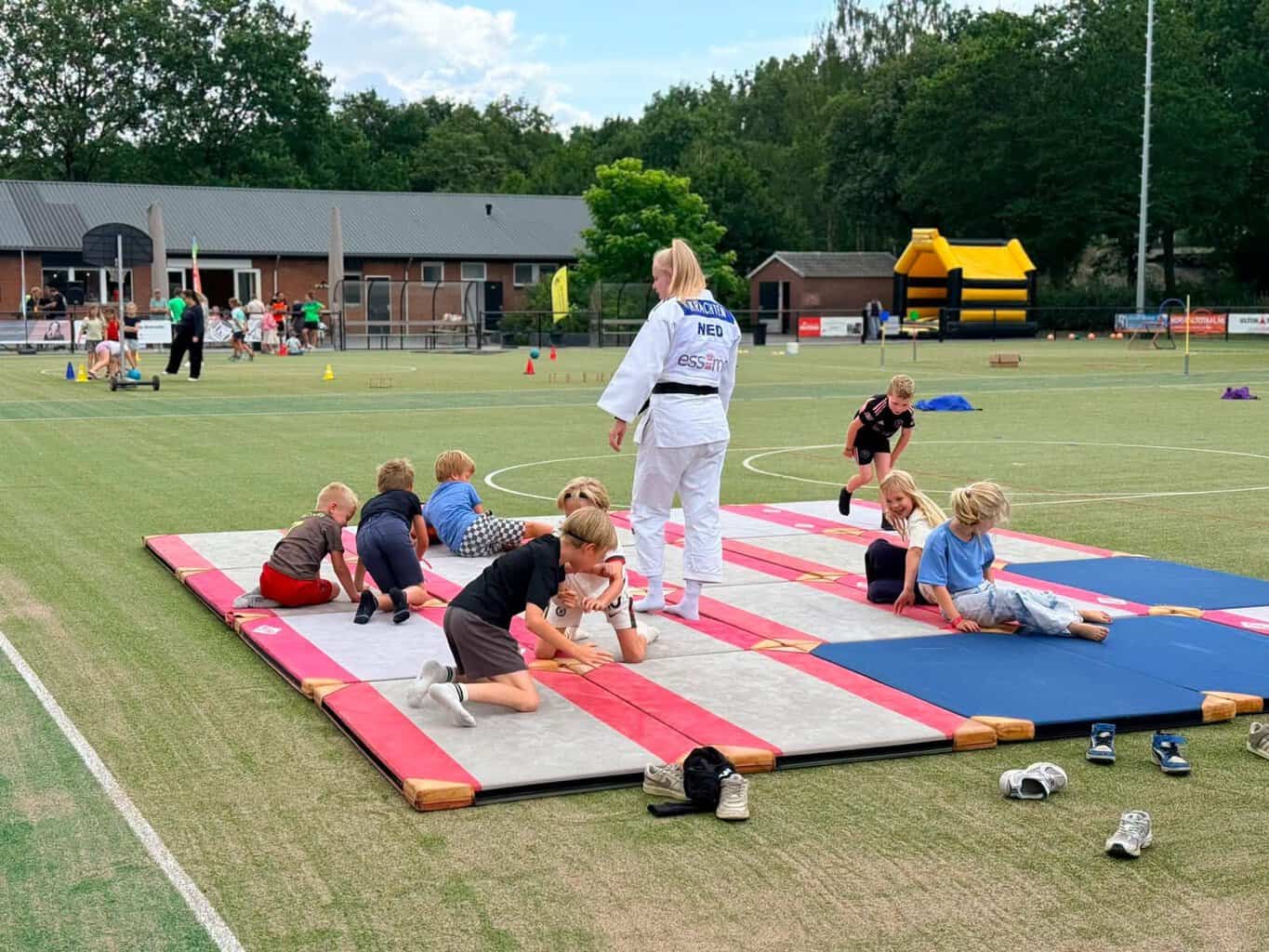 Succesvolle aftrap Zomertoer 2026 door wethouder Betsy Wormgoor
