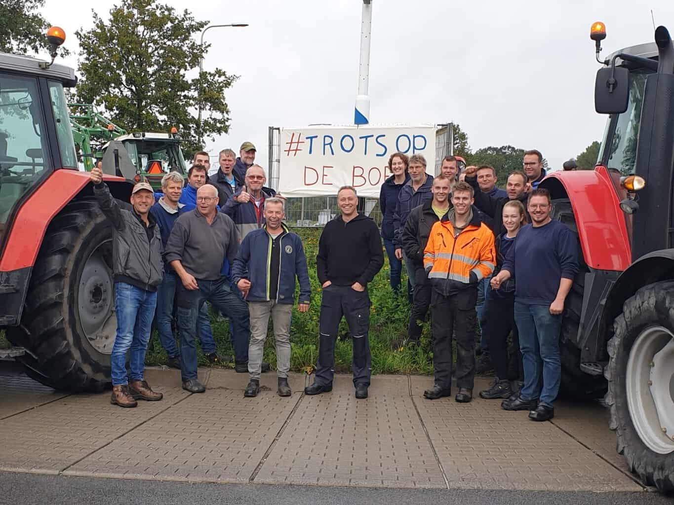Bezorgde Geesterse boeren voeren maandagavond massaal actie bij gemeentehuis in Borculo