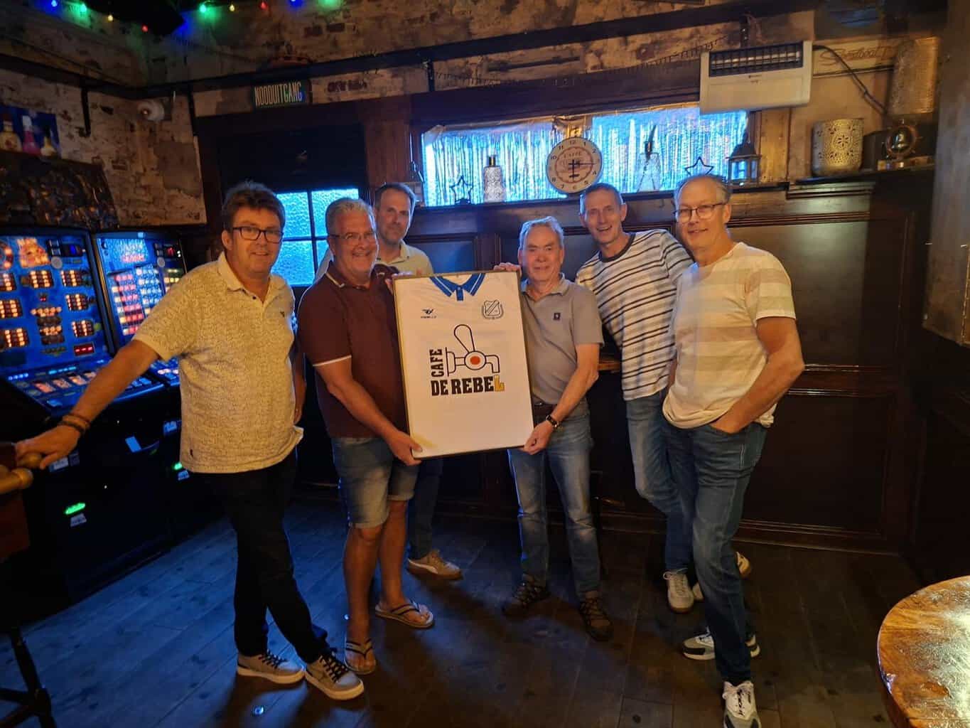 Ingelijst jubileumshirt Sportclub Haarlo krijgt ereplek in Café De Rebel -