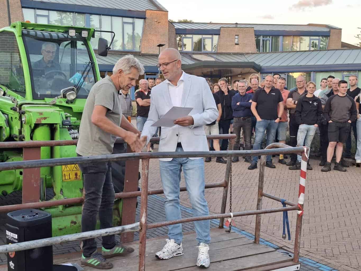 Honderden boeren bieden brandbrief aan bij gemeentehuis Berkelland