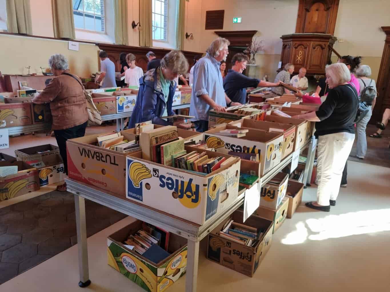 Succesvolle en gezellige Boekenmarkt in Rekken trekt veel bekijks -