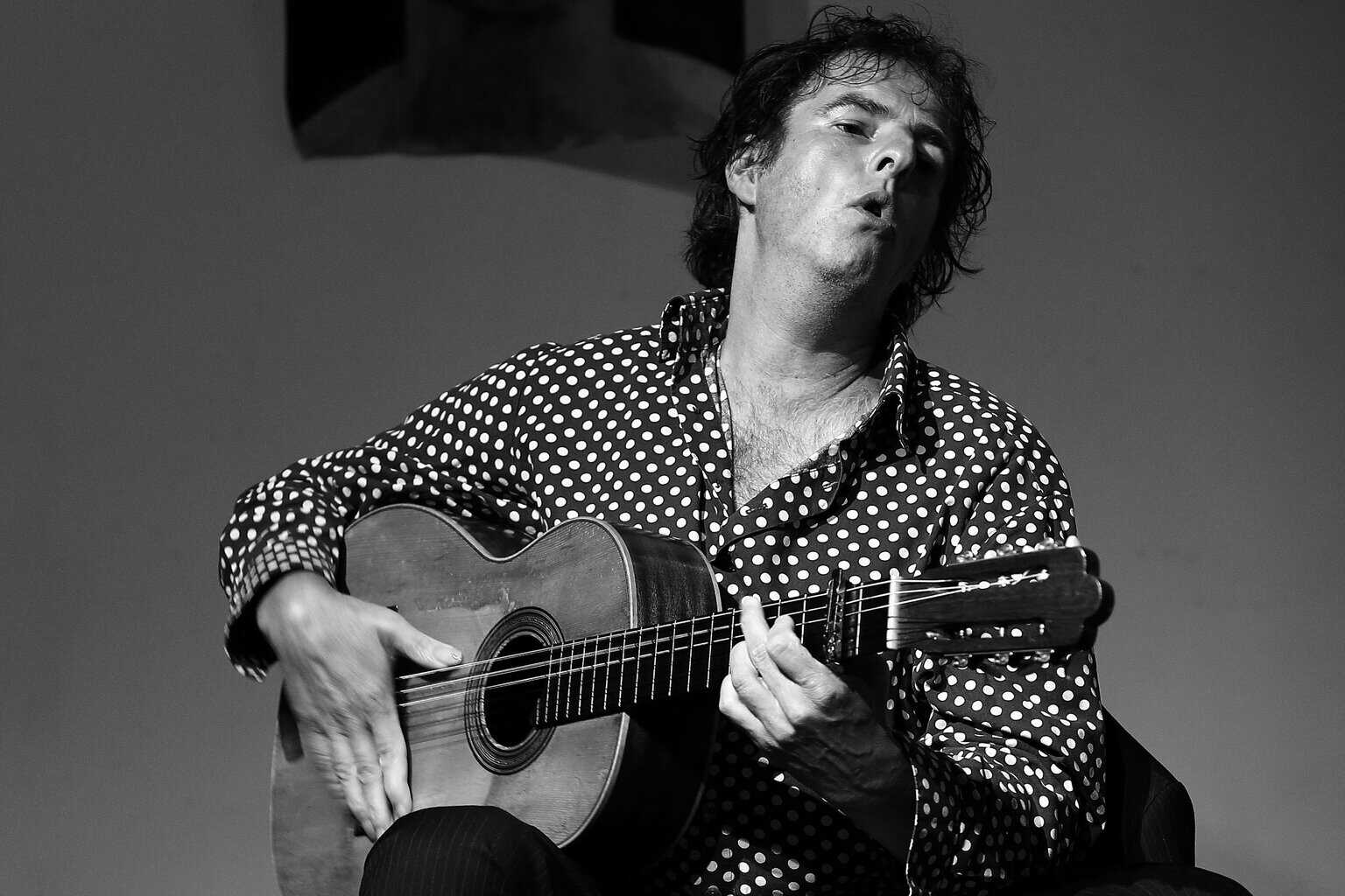 Gipsy flamenco gitarist Manito in Hof van Moeder Aarde Neede