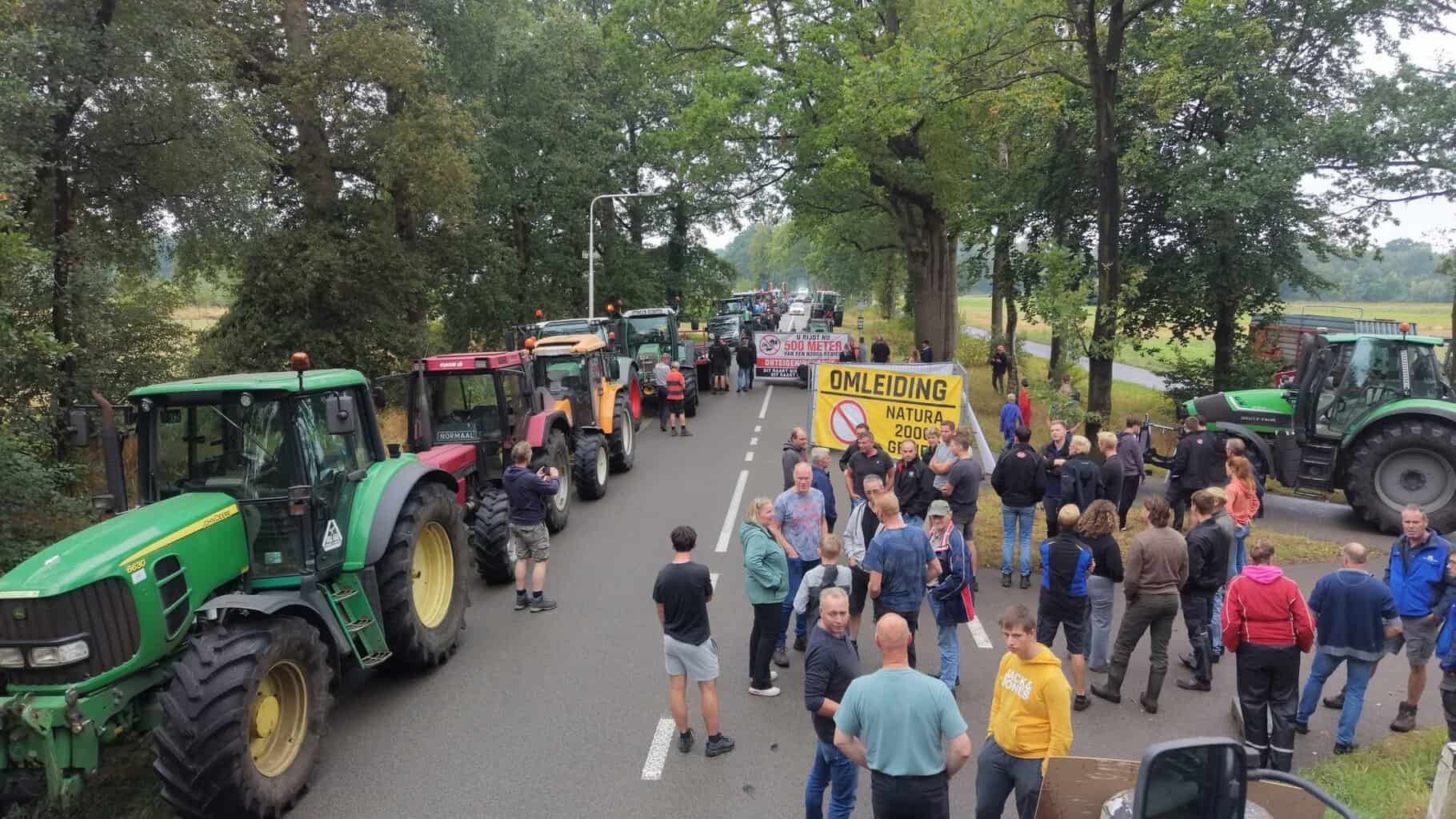 Boeren voeren actie op grens Borculo en Barchem: “Wegverkeer wordt ‘perspectief’ geboden”