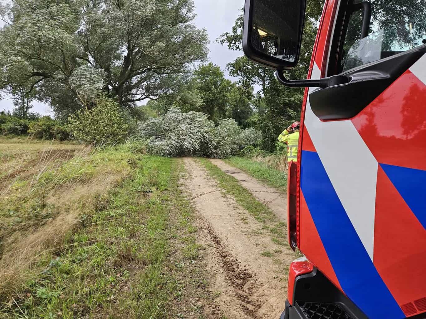 Brandweer Ruurlo rukt uit voor stormschade aan de Laarbraakweg -