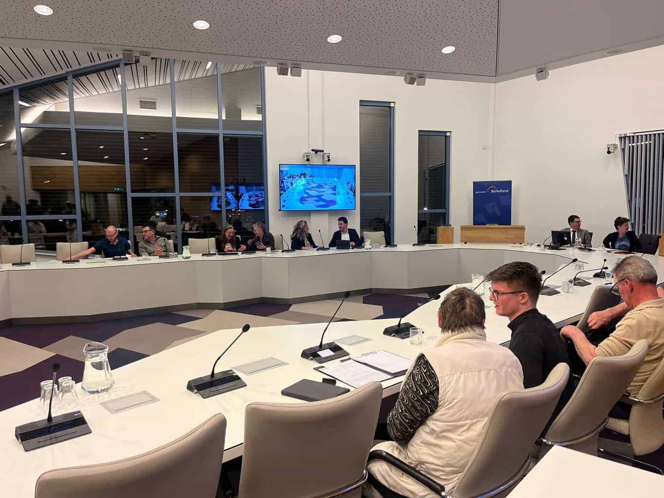 ‘Bel’ moet onduidelijke raadsleden Berkelland wakker schudden -