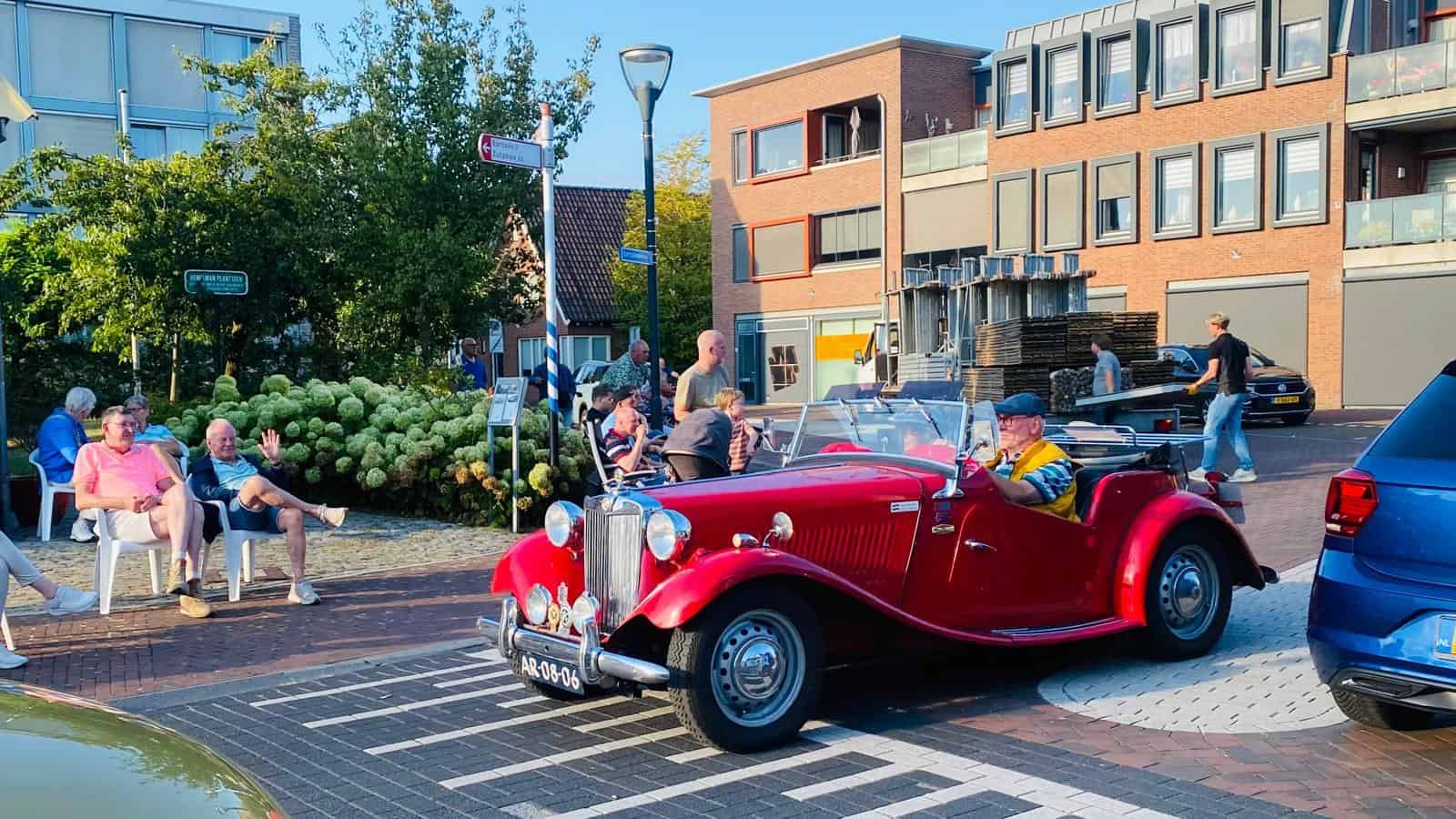 Oldtimers trekken veel bekijks in Neede -