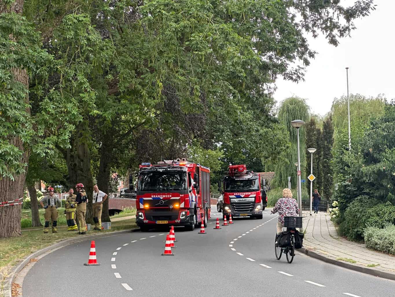 Brandweer Borculo verwijdert grote afgebroken tak op Het Eiland -