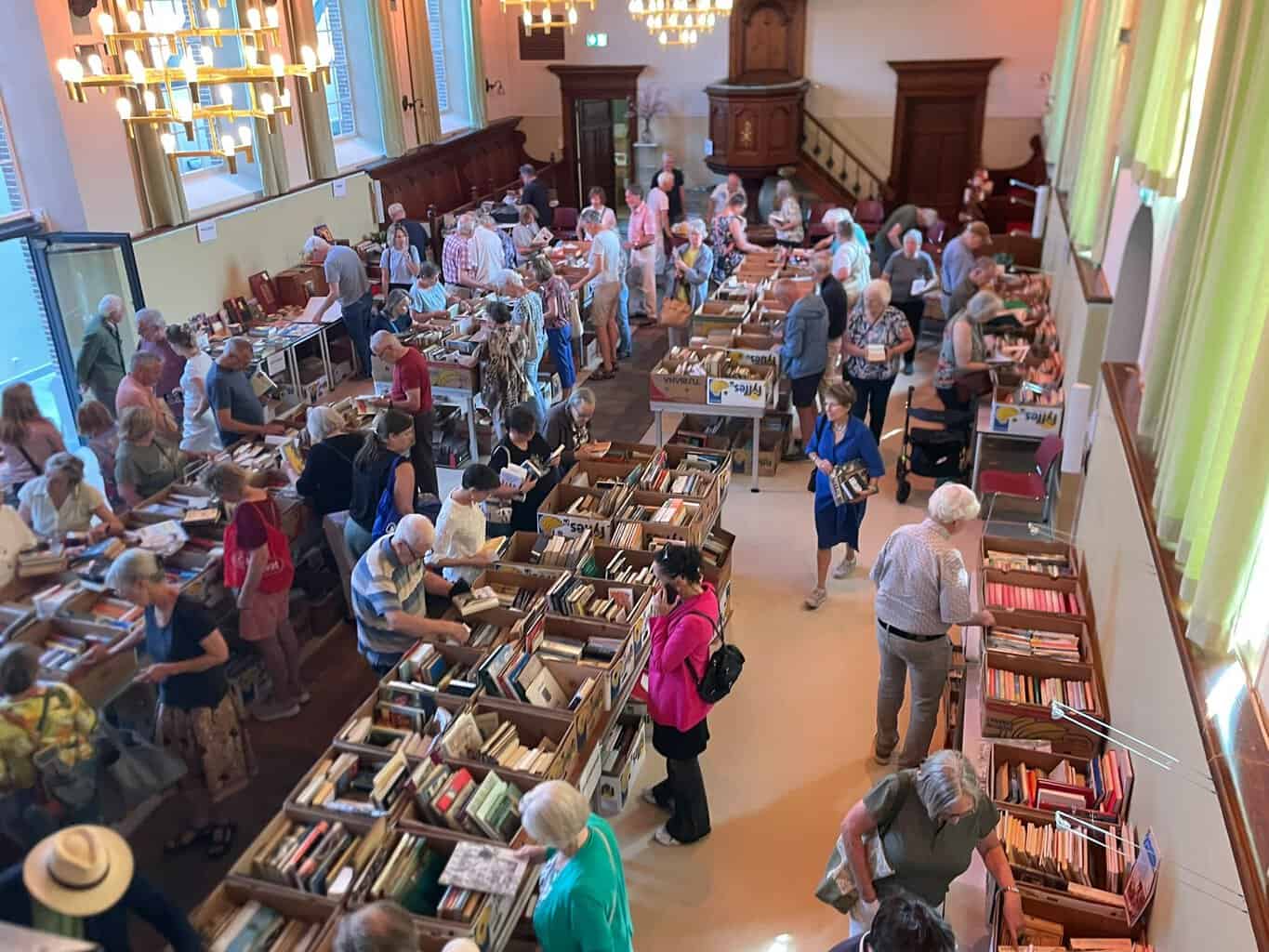 Boeken- en puzzelmarkt in De Antonius - Rekken -