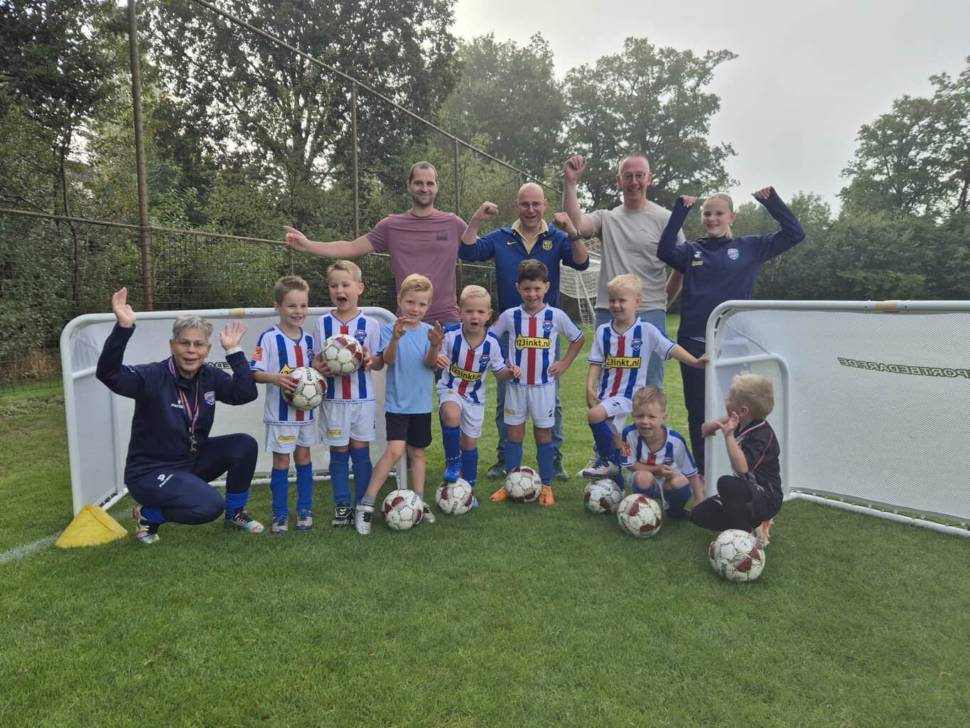 DEO 35+ schenkt minipups prachtige goaltjes -