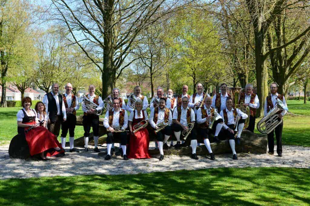 Oktoberfest brengt Duitse gezelligheid naar het Vlearmoesplein in Neede -
