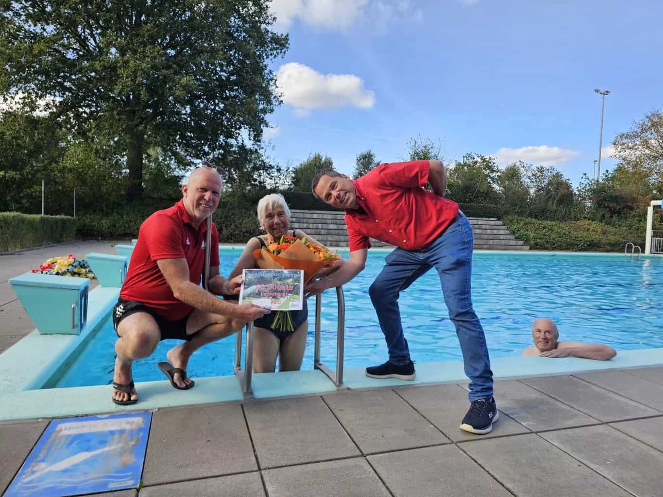 Zwembad De Meene in Ruurlo viert mijlpaal met 50.000e bezoeker